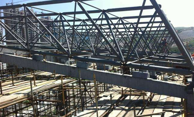 宜昌简述网架公司的黑色压型钢板的吊装步履